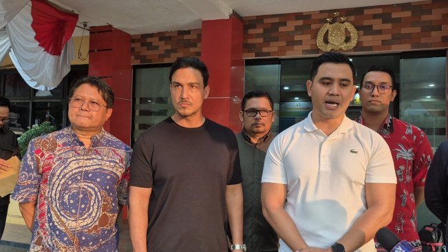Hamish Daud saat melaporkan sejumlah akun medsos terkait dugaan pencemaran nama baik di Polres Jaksel pada Jumat, 18 Juli 2025. [FTNews.co.id/Raka]